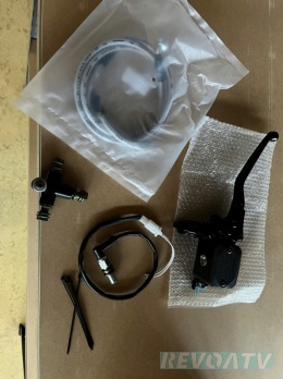 Zestaw przeniesienia hamulca tylnej osi na lewą klamkę – QJMOTOR SFA1000/600