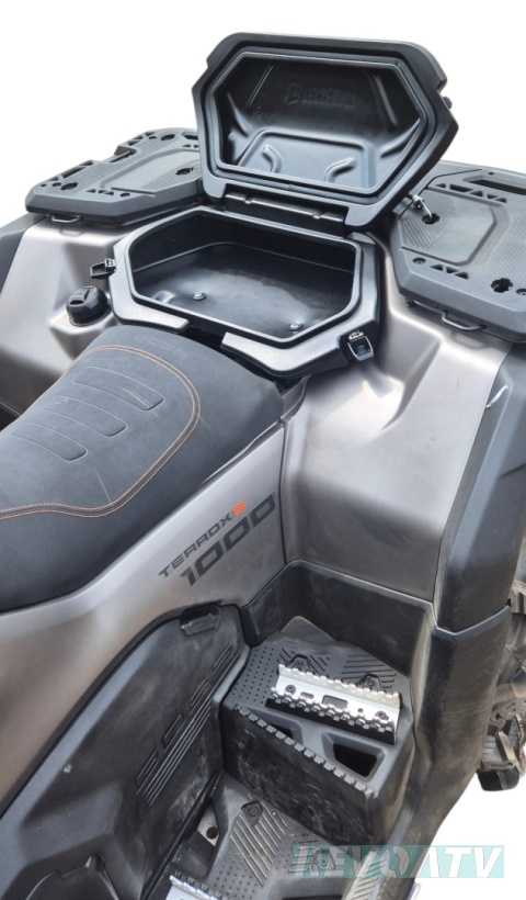 Kuferek Mud Tesseract zamiast fotela pasażera GOES TERROX 1000 CFMOTO GEN3 1000/850